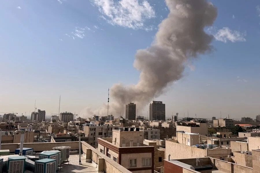 Iranian Military Launches Broad Attacks on U.S. Bases Across Middle East, Escalating Regional Tensions